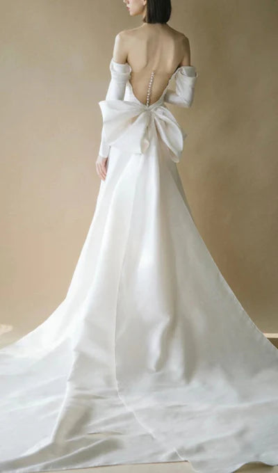 Vestido de novia sin tirantes y hombros descubiertos con lazo